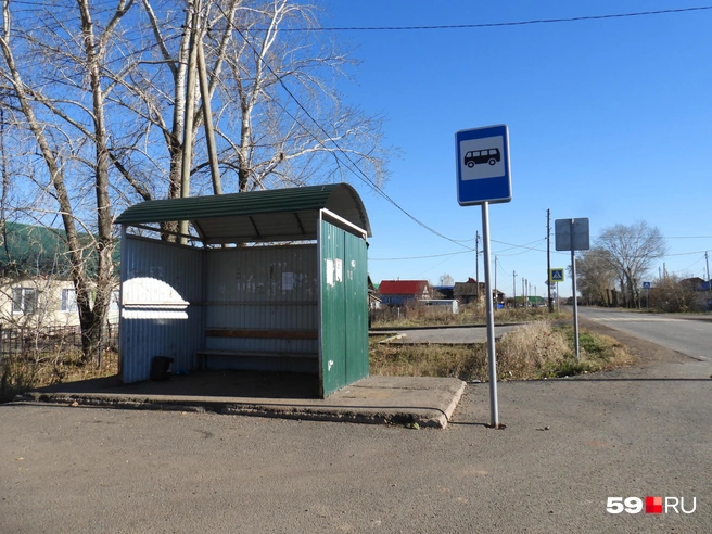 В Касимово есть автобусная остановка, но общественный транспорт туда не ездит. Наш транспортный корреспондент прошёл маршрутом местных до ближайшей трассы осенью 2024 года. | Источник: Кирилл Хафизов / 59.RU