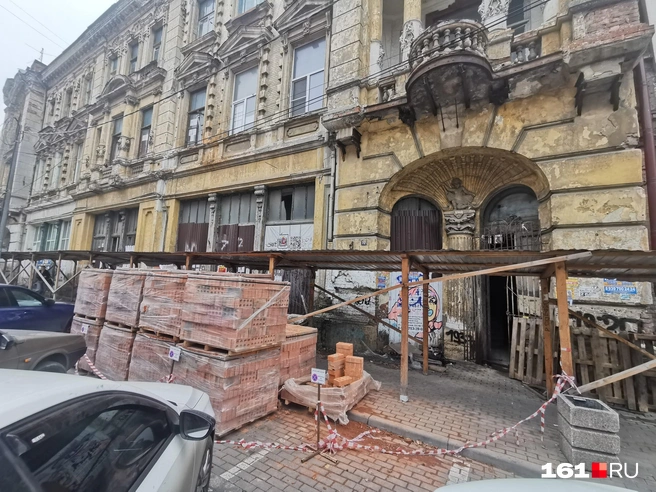 Так вход в Дом с ангелами выглядел 21 ноября 2025 года | Источник: Евгений Вдовин/ 161.RU