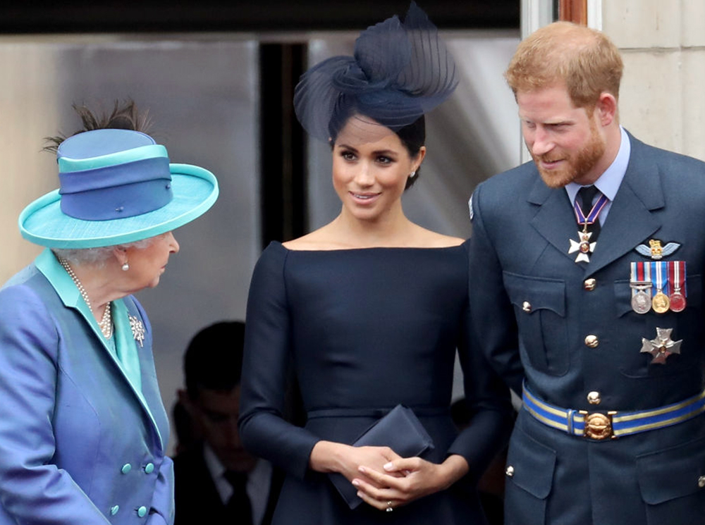 Королева Елизавета II и чета герцогов Сассекских на балконе Букингемского дворца, 11 июля 2018 года | marieclaire.ru