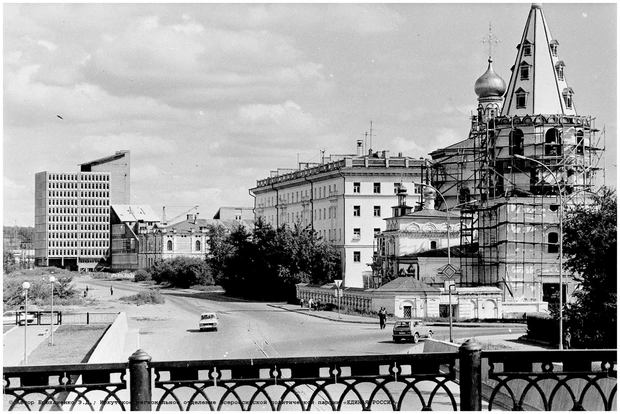 А на этой фотографии уже видны счастливые преобразования Богоявленского собора — он в лесах, возможно, это время его реконструкции. Цвета за время стали поярче, посвежее, выделяется, конечно, изумрудное здание «Сбера» | Источник: Эдгар Брюханенко, pastvu.com