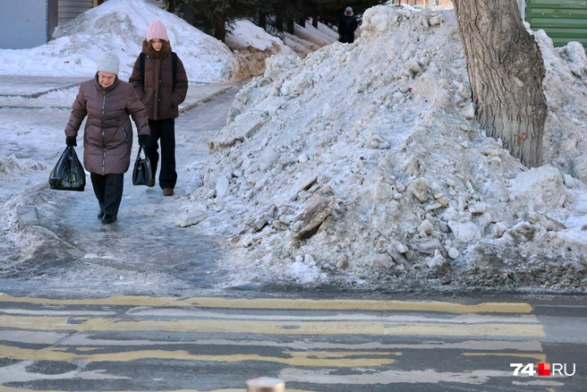 В Ленинском районе с гололедом на тротуарах всё еще хуже (про невывезенные кучи снега промолчим, но хочется им дать свежее название) | Источник: Наталья Лапцевич
