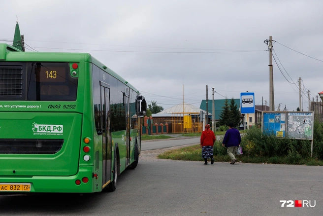 В деревню прекрасно ходит общественный транспорт, у людей многие годы была спокойная жизнь. Но это лето оказалось совсем не таким, как было раньше  | Источник: Ирина Шарова / 72.RU