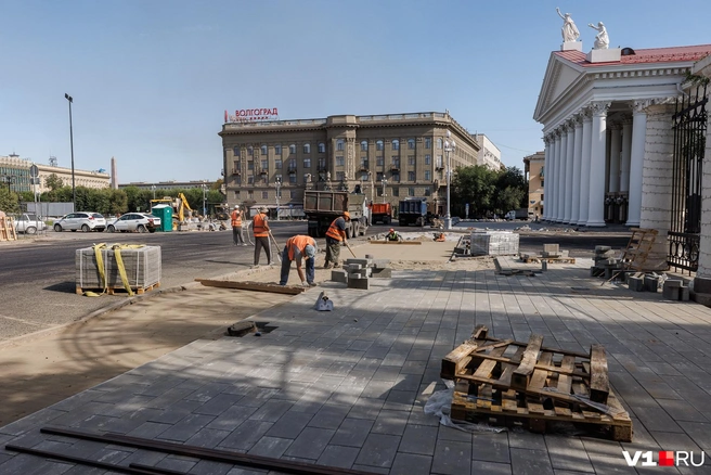 Тротуарное покрытие уже меняют на плиточное | Источник: Алексей Волхонский / V1.RU