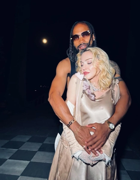 Пара познакомилась во время съемок для журнала Paper Magazine в 2022 году