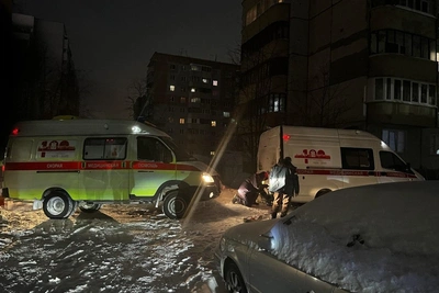 Скорая застряла у дома на Зорге из-за отсутствия уборки