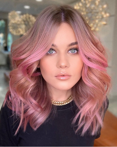 Розовое шампанское» — самый яркий и модный цвет волос на зиму 2023
