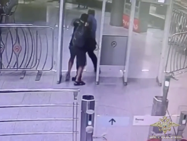 В Москве вечером 5 августа на станции метро «ЦСКА» вооруженный ножом пассажир напал на охранника | Источник: Ирина Волк / T.me
