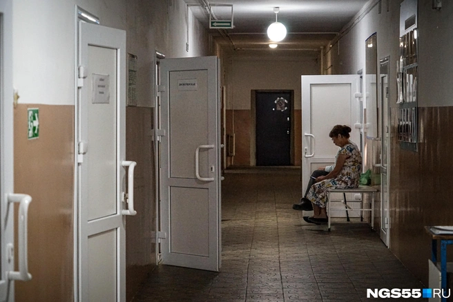 Коридор больницы практически не пустеет | Источник: Тамара Башаева / NGS55.RU