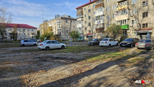 Во многих дворах стояли лишь машины | Источник: Дарья Никитченко / 45.RU