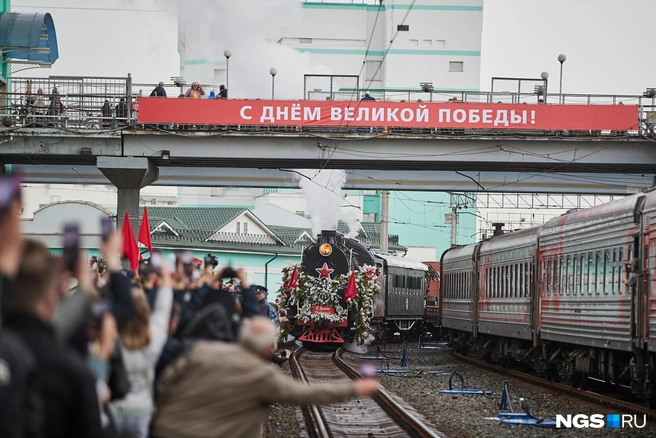 Встреча локомотива на «Новосибирске-Главном» сопровождалась громким гудками и возгласами сибиряков | Источник: Александр Ощепков / NGS.RU