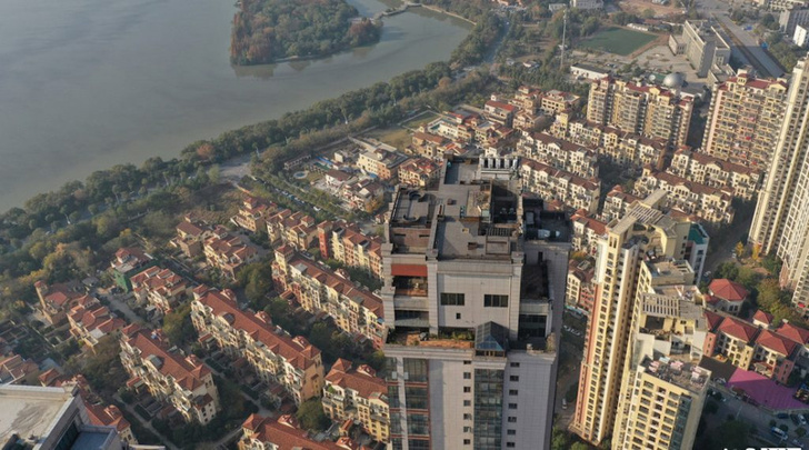«Застеклил» 2.0: китаец нелегально построил трёхэтажный пентхаус на крыше небоскрёба