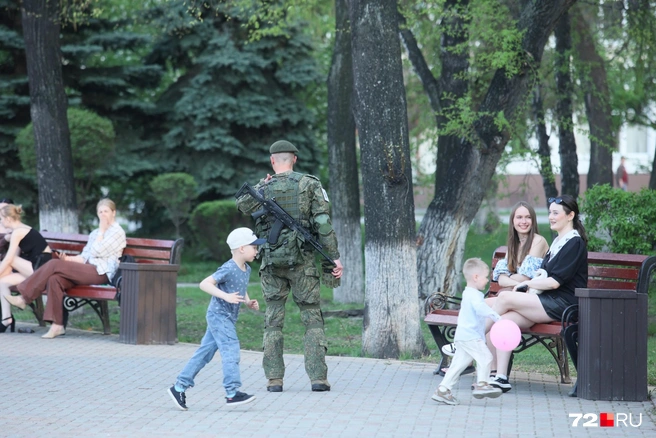 Горожане только не упускали возможности поглазеть на статных мужчин, поэтому занимали лавочки и просто наблюдали за их подготовкой | Источник: Ирина Шарова/ 72.RU