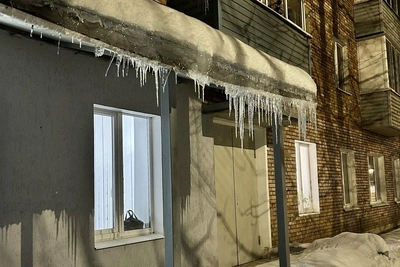 Вход в рязанскую больницу заблокирован сосульками и снегом