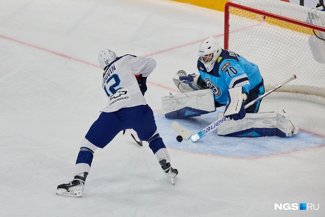 В первом периоде счёт открыть не удалось, но было много штрафов у сибиряков | Источник: Александр Ощепков / NGS.RU