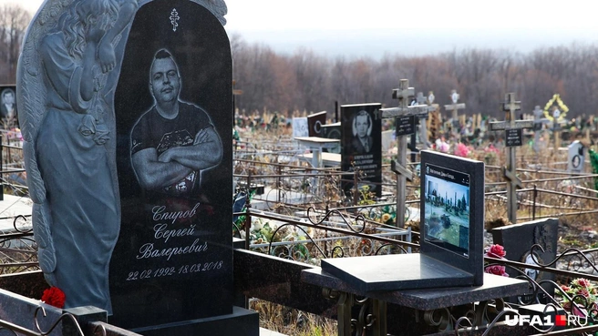 Одна из работ Ирины — надгробие уфимскому блогеру-«танкисту» Габриэлю Ангелосу | Источник: Марат Мустафин / UFA1.RU