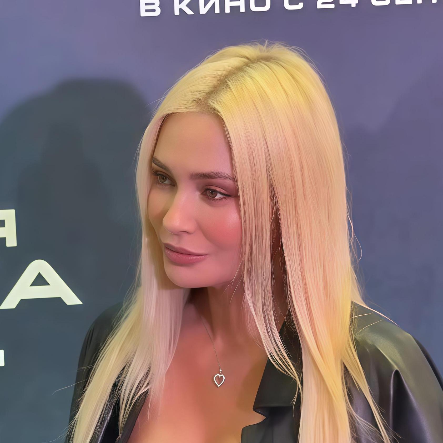 Борисов сбежал с вечеринки Сальмы Хайек, Рудова оголила грудь, а Старшенбаум искупалась в пайетках: премьера «Девятой планеты»