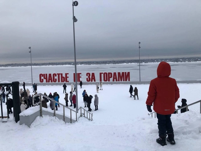 Знаменитый символ Перми — надпись «Счастье не за горами» — находится на городской набережной | Источник: Агентство путешествий «РУМБ»