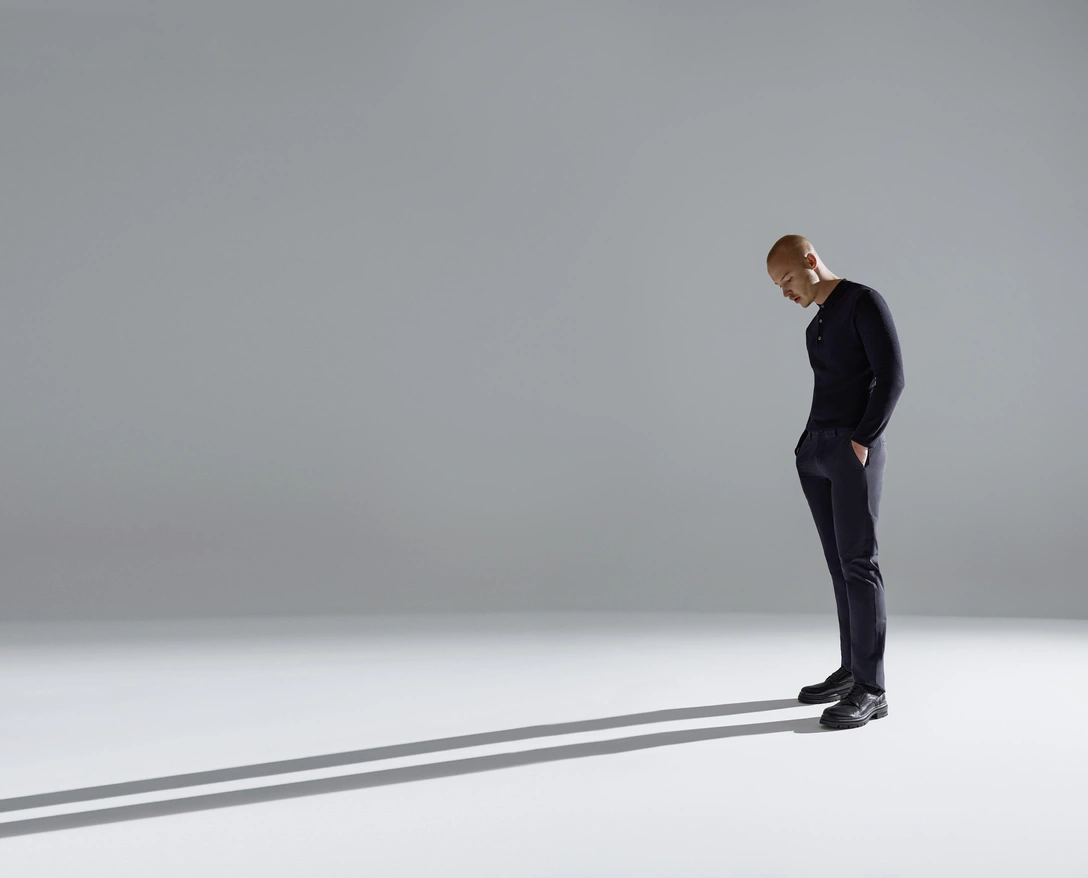 Никита Мазепин (Джемпер, брюки и туфли TJ Collection) | marieclaire.ru