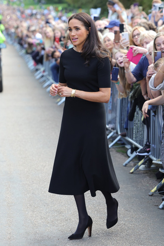 Безупречная посадка: Меган Маркл показала идеальное черное платье — вот еще 10 лучших вариантов