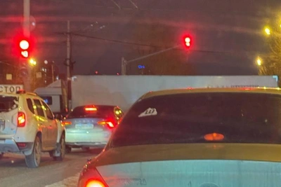 Фура перекрыла проспект Космонавтов в Екатеринбурге