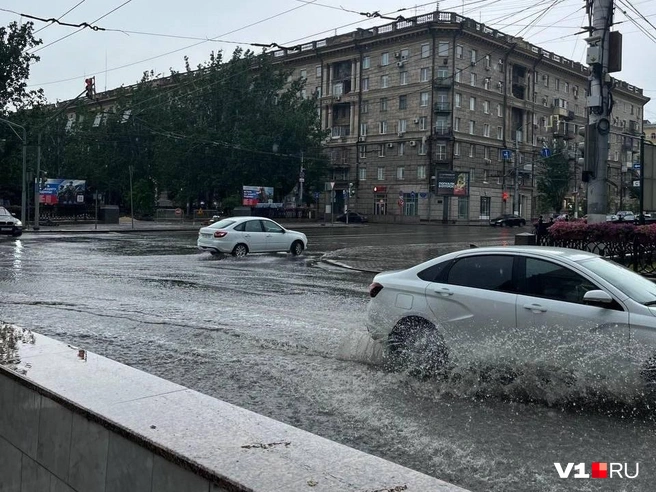 Волгоград накрыл суровый ливень — фото и видео от горожан | Источник: читатели V1.RU