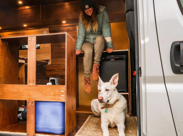 Американка бросила работу и путешествует с собакой в доме на колесах