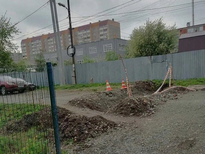 С другой стороны тоже раскопано | Источник: читатель 74.RU