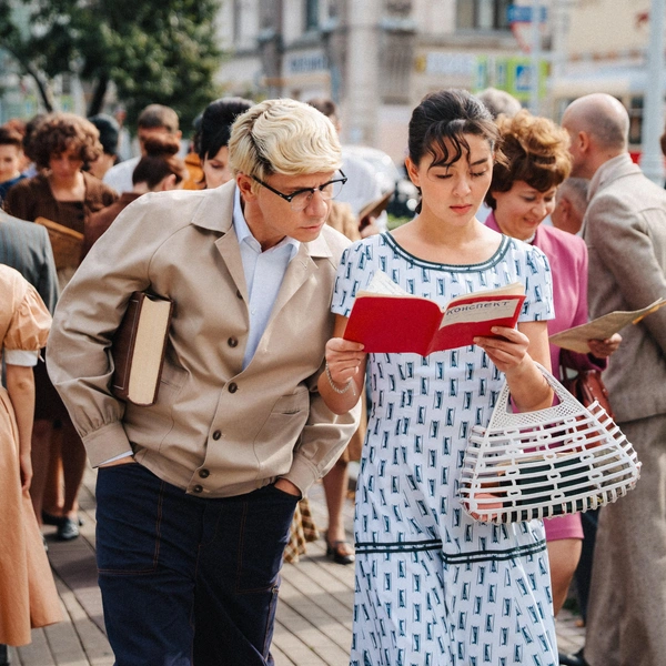 Как и в оригинальном сюжете, Шурик идет по следам студентки с конспектом | Источник: «Невероятные приключения Шурика», телеканал ТНТ, Степан Третьяков