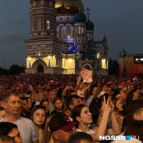 Девочка явно делала свой плакат с любовью | Источник: Кристина Савиных / NGS55.RU
