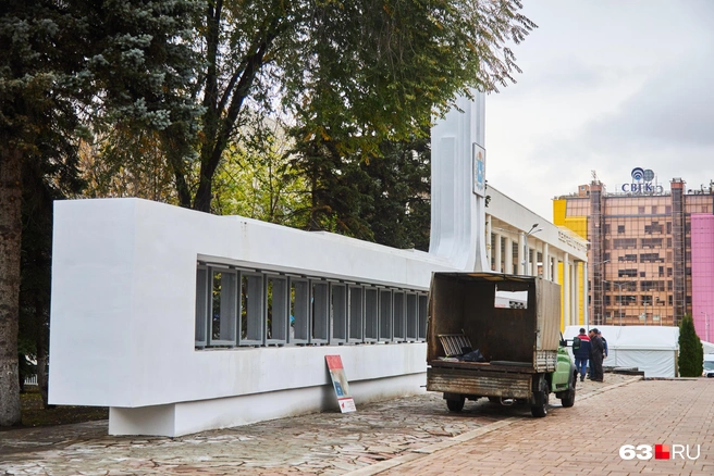 Информацию на стендах тоже решили заменить  | Источник: Роман Данилкин / 63.RU 