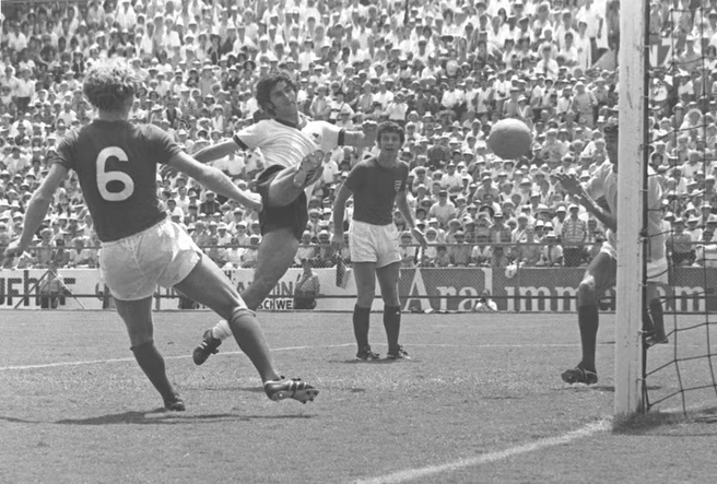 Герд Мюллер забивает гол | Источник: Fifa.com