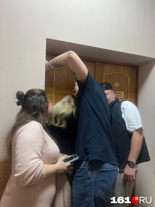 Журналисты пытаются услышать, что говорят в суде | Источник: Алина Заярная / 161.RU