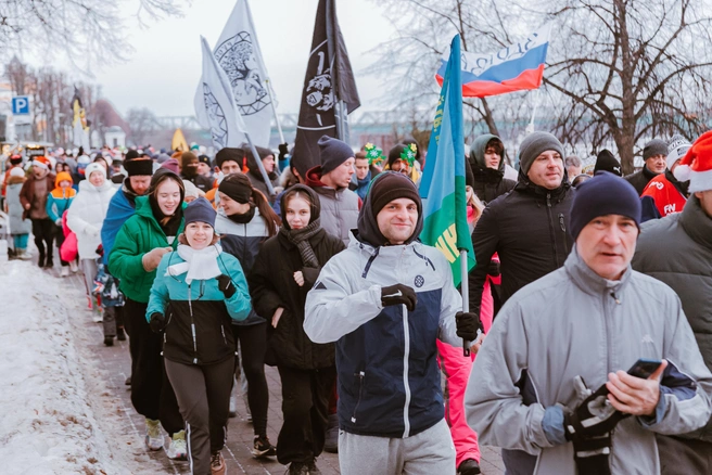 Люди бежали с флагами | Источник: Роман Микрюков