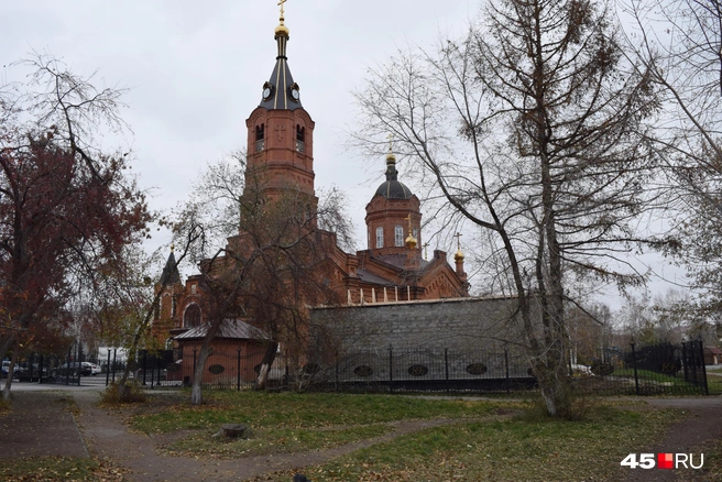 Гараж загородил вид на храм | Источник: Юлия Король 