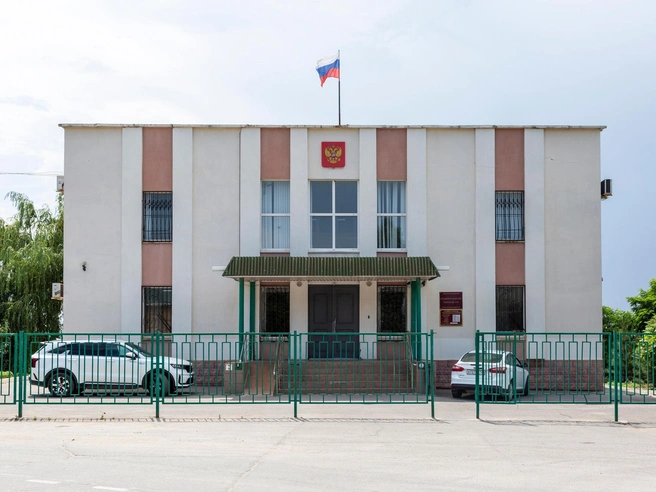 Рассмотрение уголовного дела проходило в Среднеахтубинском районном суде | Источник: Константин Завриков / V1.RU