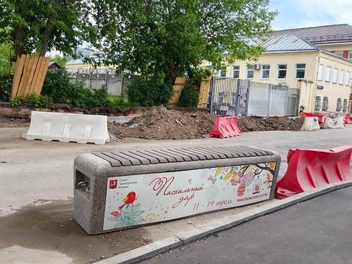 Ямы огородили пластиковыми отбойниками | Источник: Екатерина Рябчук / MSK1.RU