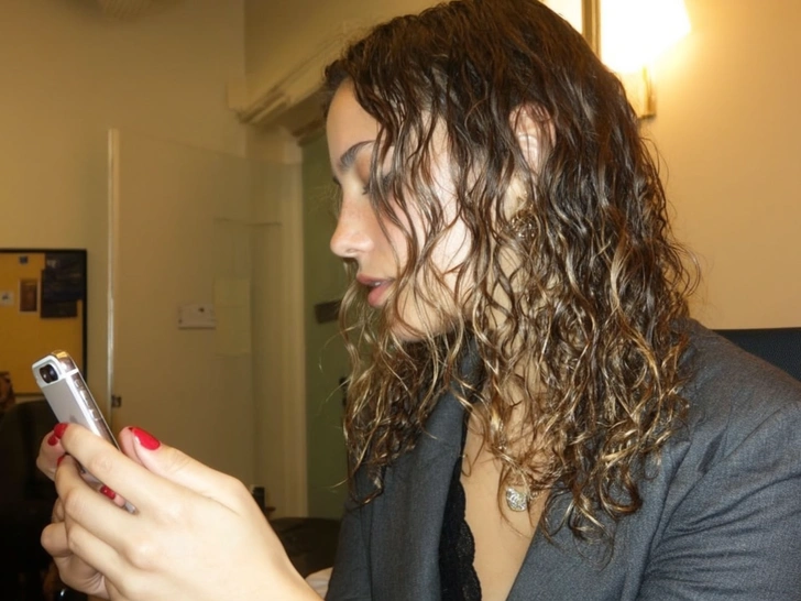 прическа на корпоратив, быстрая прическа, прическа на корпоратив на средние волосы, укладка на корпоратив, волосы на корпоратив, прическа на вечер | Источник: theDay/higgsfield