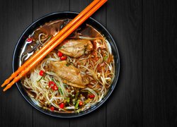 Рецепт на миллион: тайский куриный суп с лапшой, который подают в ресторанах