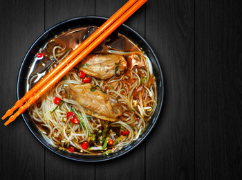 Рецепт на миллион: тайский куриный суп с лапшой, который подают в ресторанах
