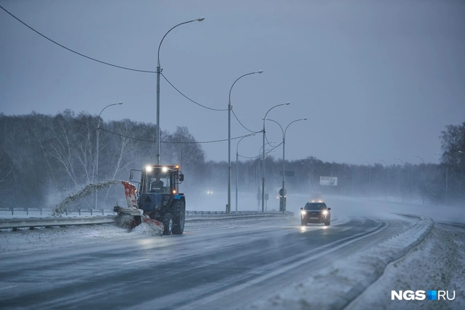 Несколько дней подряд город засыпает снегом | Источник: Александр Ощепков / NGS.RU