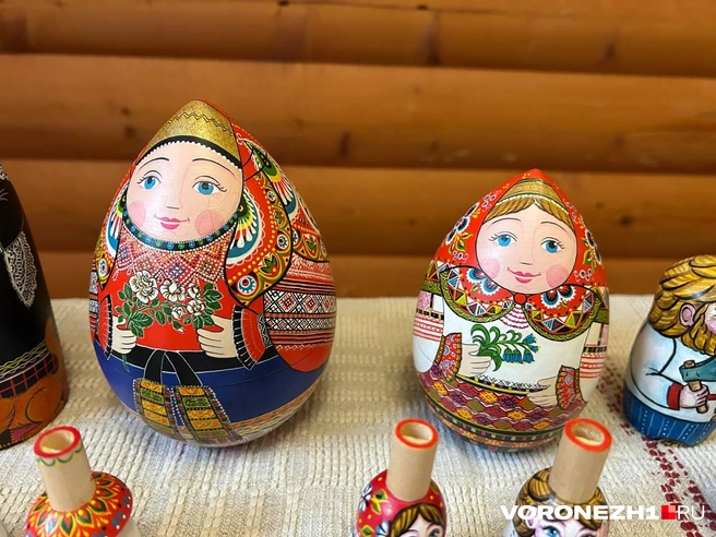 Матрешки «одеты» в традиционные костюмы Воронежской губернии | Источник: Мария Мишукова / Voronezh1.ru