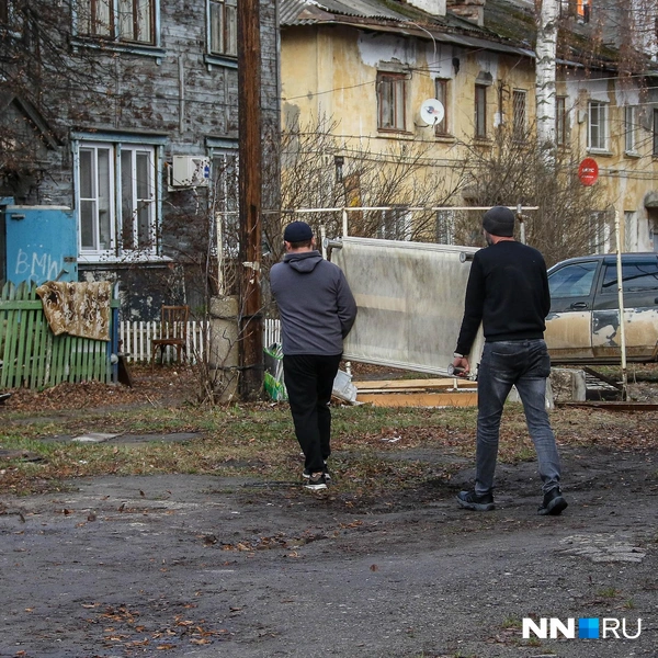 Рядом с «деревяшками» и другие дома, которым тоже не помешал бы хотя бы ремонт | Источник: Наталья Бурухина / NN.RU