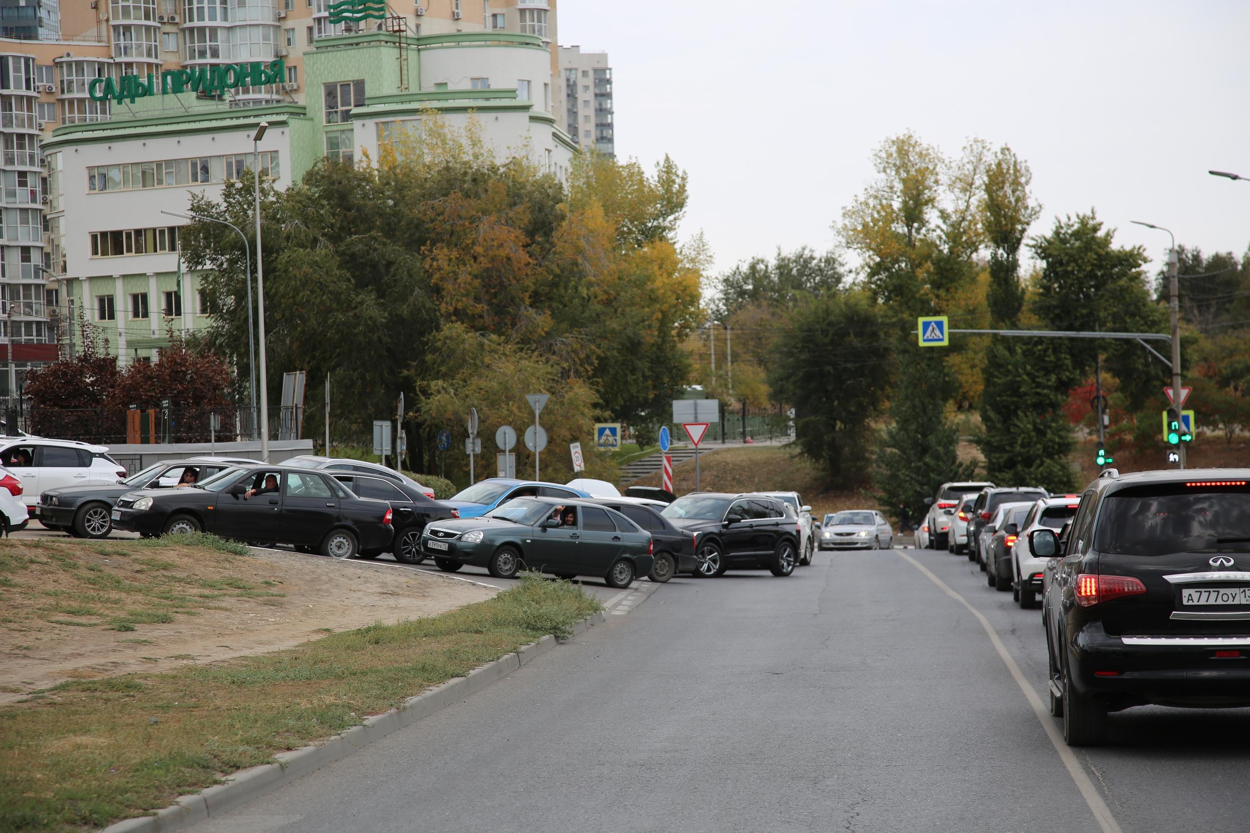 «Развлечение выходного дня»: в Волгограде на заправках выстраиваются огромные очереди за бензином