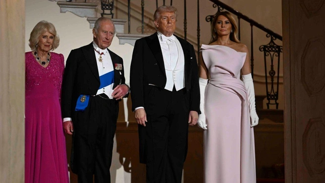 Мелания Трамп неловко отдернула руку, когда муж попытался взять ее за руку во время фотосессии. | Источник: MEGA