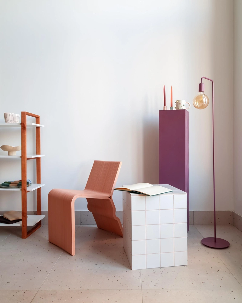 На стуле Eburet из переработанного пластика гости обычно ожидают окончания упаковки подарка, рассматривая посуду из керамики от местных мастеров. Тумба из фанеры окрашена в оттенок Petra T521, Argile. Cветильники с «Авито», один из них окрашен в тот же оттенок, что и тумба. Низкая тумба декорирована плиткой Кerama Мarazzi с пудровой затиркой. | Источник: Александр Пляскин. СТИЛЬ: Алина Яремчук