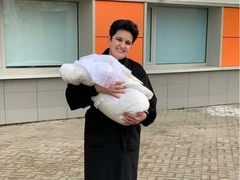52-летняя ясновидящая Голунова рассказала, как справляется с новорожденной дочкой