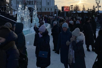 В Екатеринбурге выстроились к ледовым скульптурам