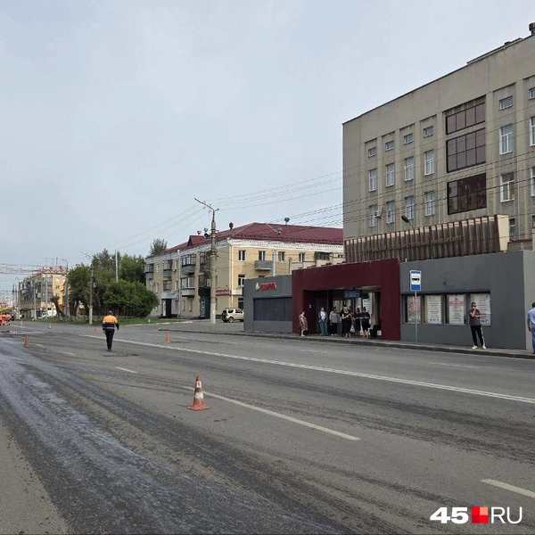 Рабочие расставляют разметку из конусов в районе КГУ | Источник: Алена Кисель /45.ru
