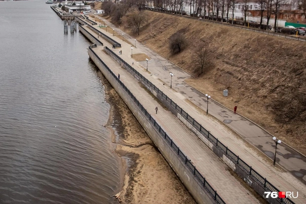 Еще пару недель назад вода отступила от берега на несколько метров | Источник: Кирилл Поверинов / 76.RU