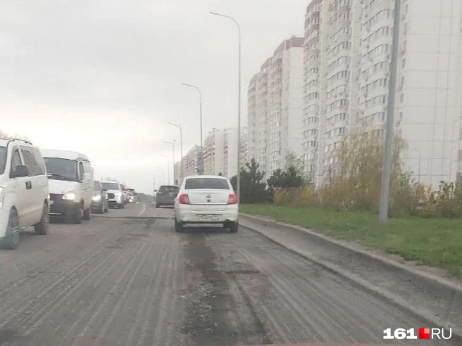 К ремонту дороги приступили ночью | Источник: читатель 161.RU